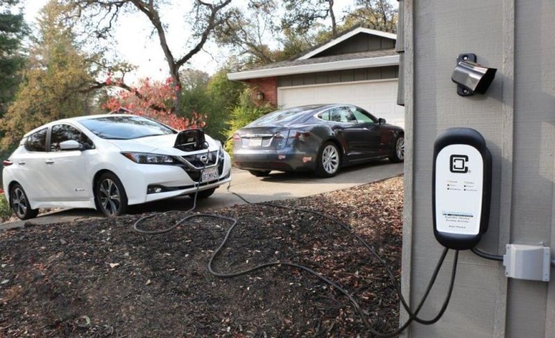 Enphase HCS-D40 Dual EV Charger with Plug 02.jpeg